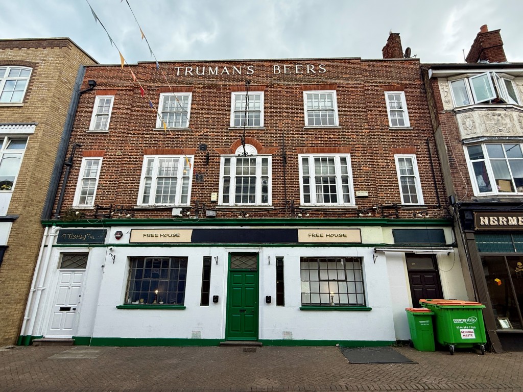Lot: 45 - COMMERCIAL INVESTMENT WITH PLANNING FOR CONVERSION OF UPPER PARTS - Mixed use building in High Street